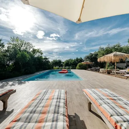 Bastide Uzes A Pied Avec Piscine Maison Les Ailes Vila Uzès